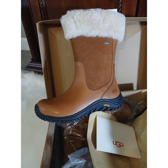 NWT UGG AUSTRALIA Women's Size 8 BANDON MARSH Chestnut Leather and Suede Boots - Picture 1 of 16